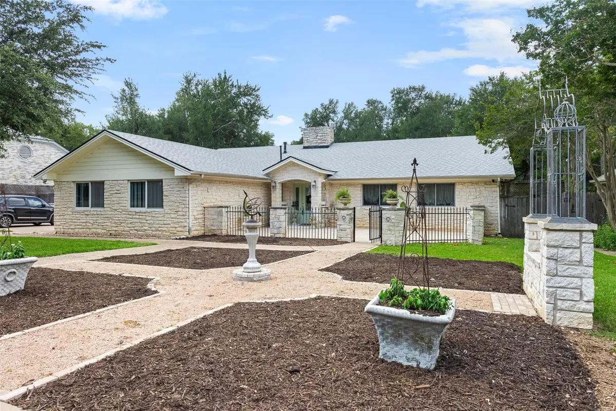 1102 N F Ave, Elgin, TX 78621 - #1