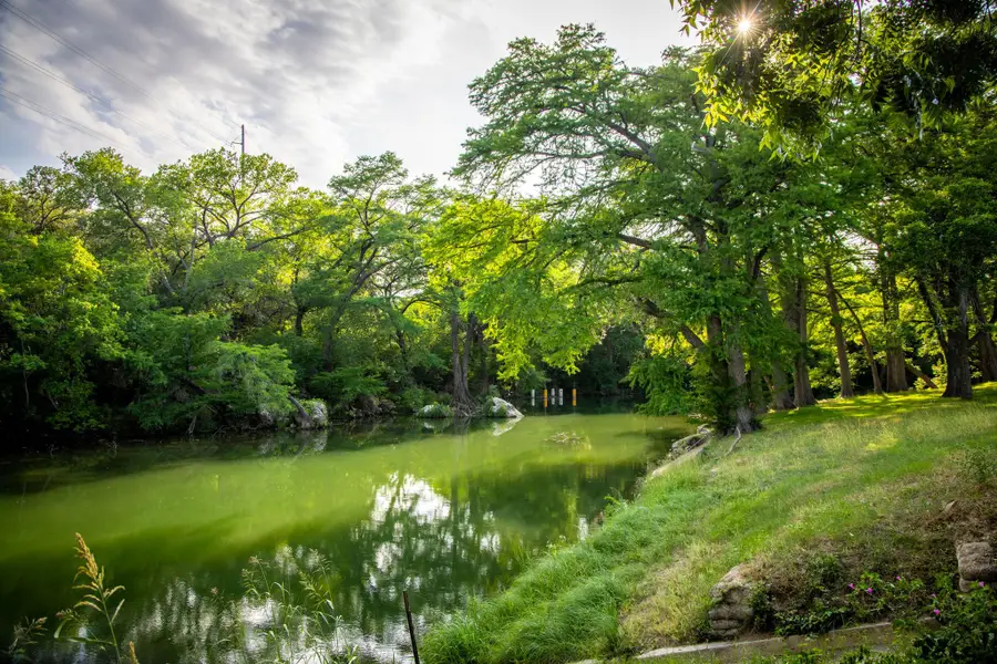 1106 Hillcrest Dr, New Braunfels, TX 78130 - Image #2