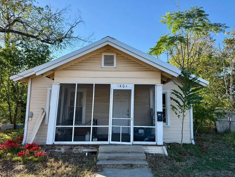 1604 N Travis Ave, Cameron, TX 76520 - Image #2