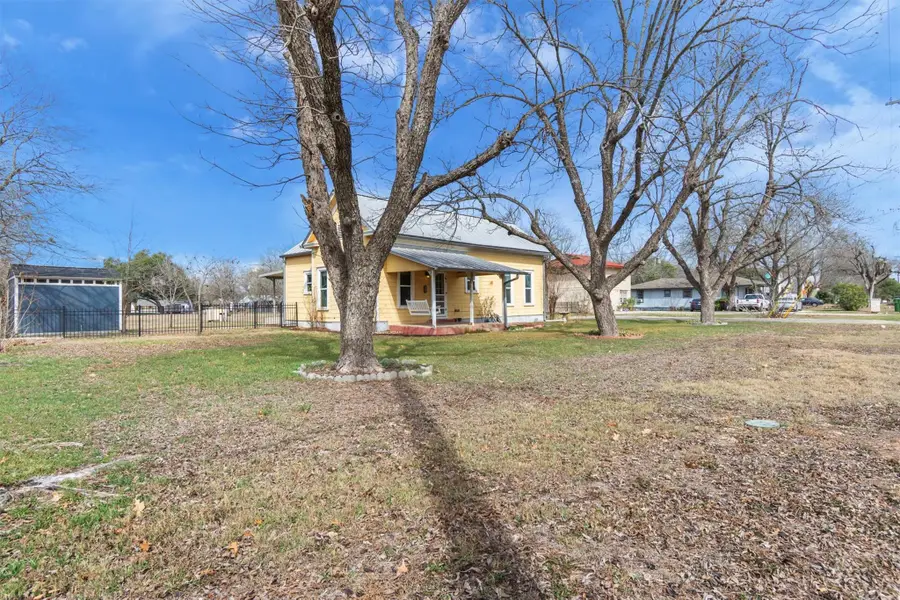 703 Bois D'arc St, Lockhart, TX 78644 - #2