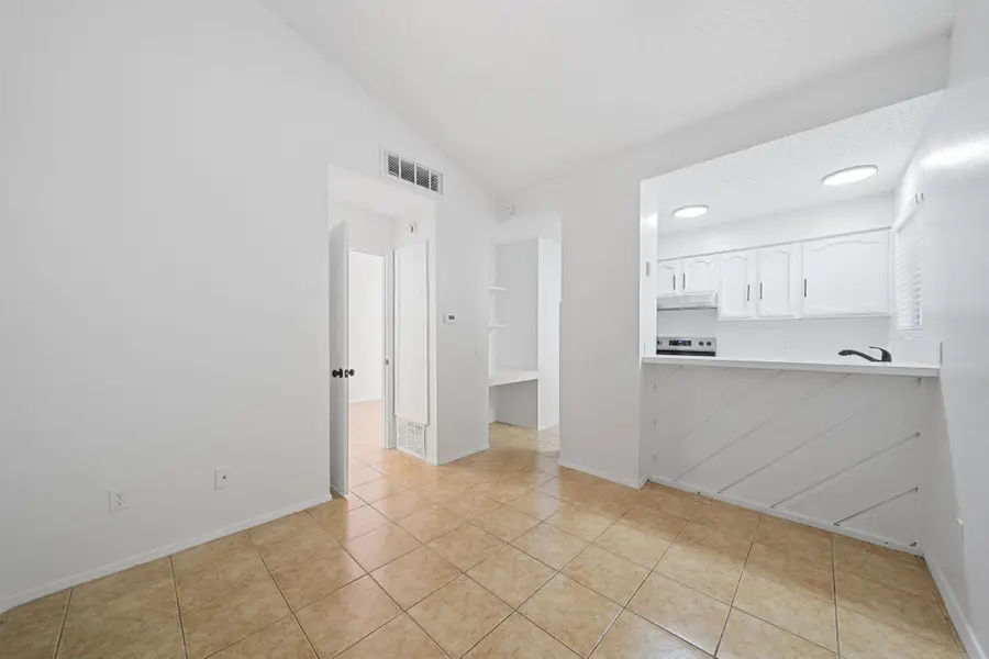 2410 Longview St #D-301, Austin, TX 78705 - Image #2