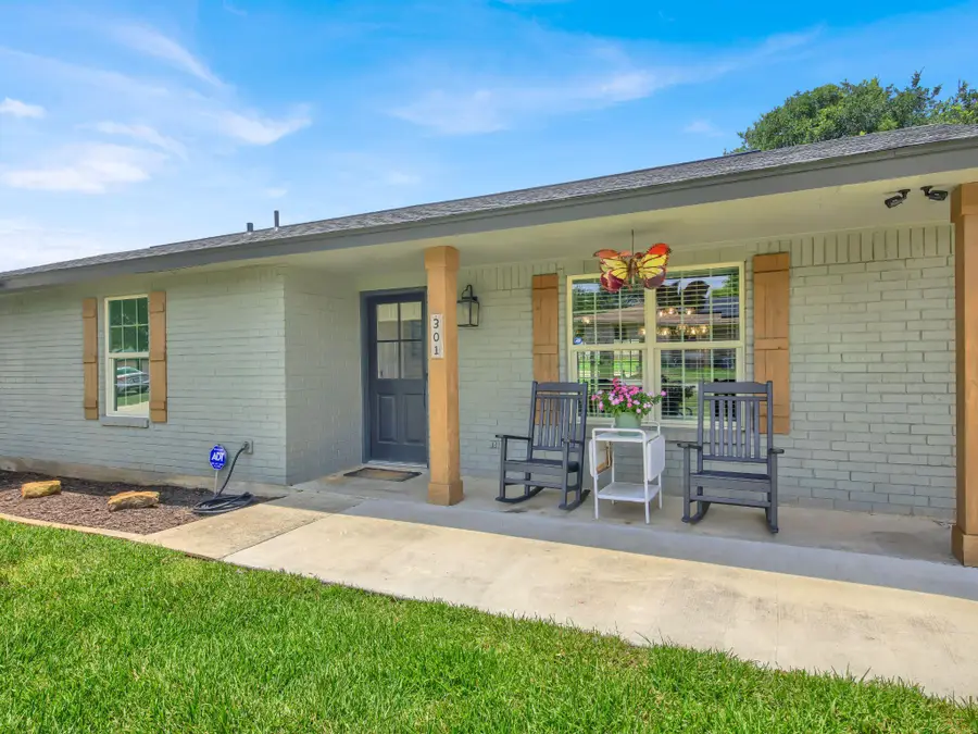 301 N 8th St, Jarrell, TX 76537 - #2