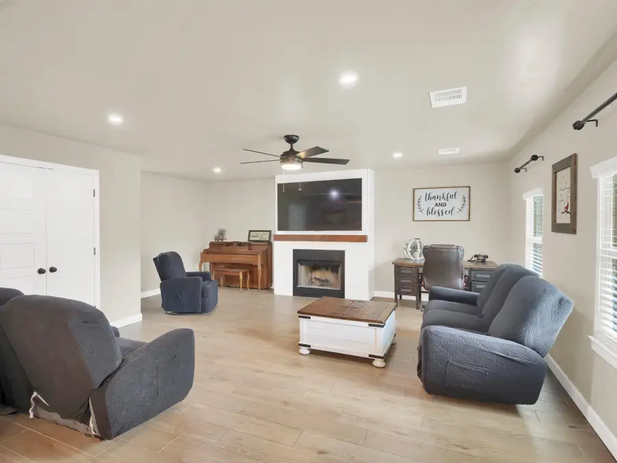 301 N 8th St, Jarrell, TX 76537 - #3