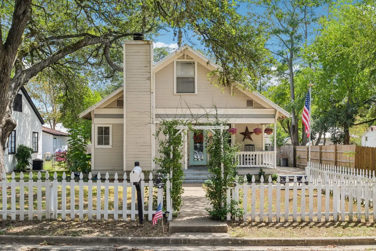 802 Hudgins St, Smithville, TX 78957 - #1