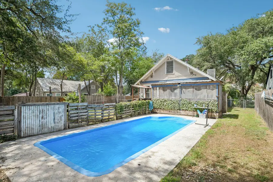 802 Hudgins St, Smithville, TX 78957 - #2