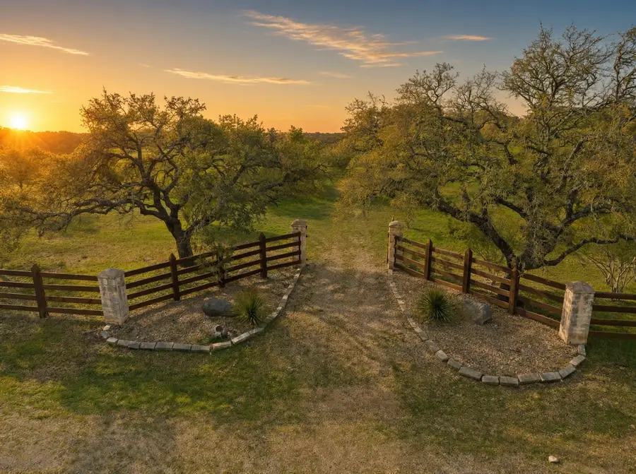 415 E Bartlett Dr, Buda, TX 78610 - #2