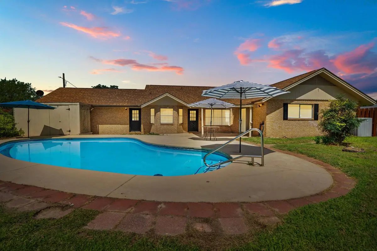 404 Joekel Ave S, Giddings, TX 78942 - #1