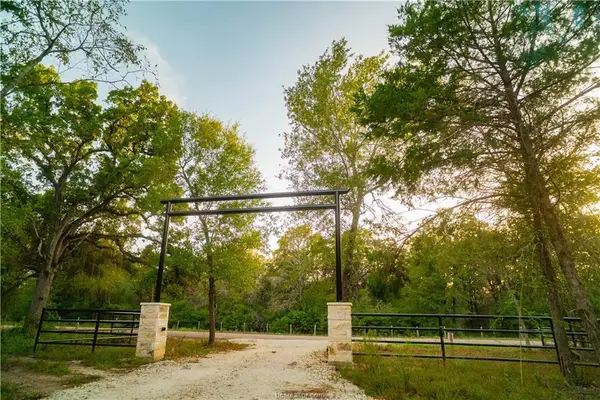 12504 Red Hill Rd, Hearne, TX 77859