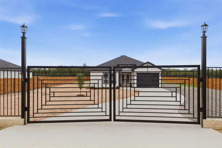 123 Los Robles Rd, Elgin, TX 78621 - #2