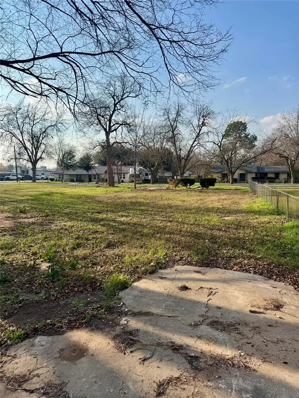 104 Byrne St, Smithville, TX 78957