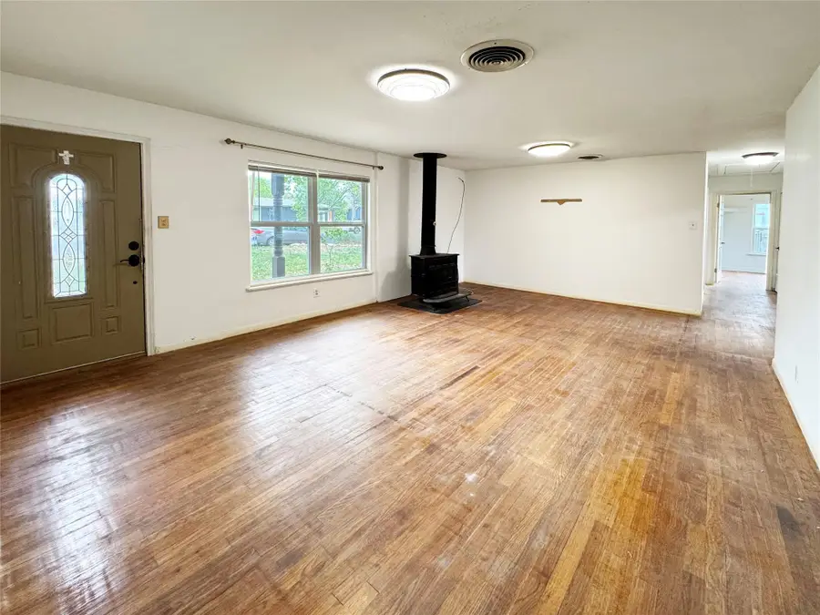 327 W Mulberry St, Fredericksburg, TX 78624 - Image #3