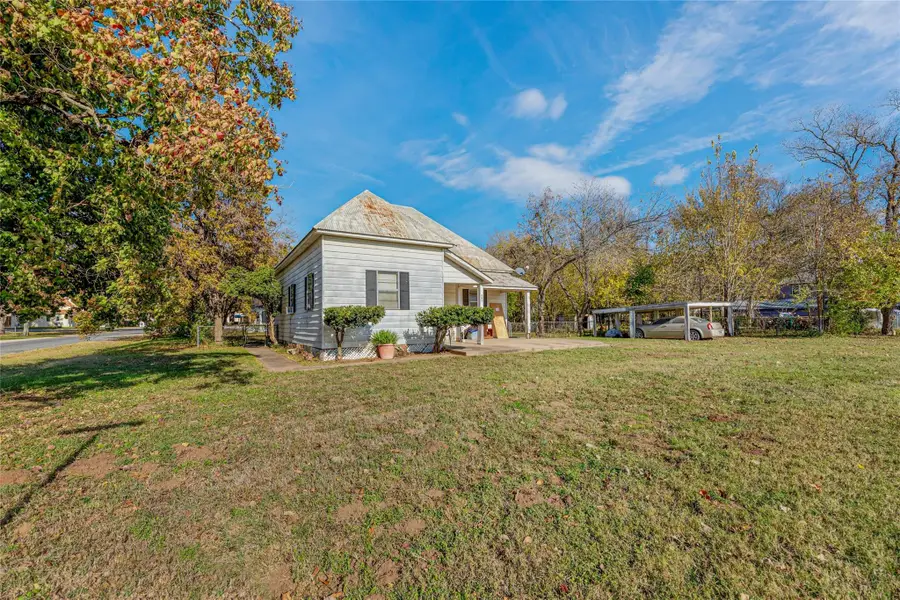 701 NE 1st St, Smithville, TX 78957 - Image #2