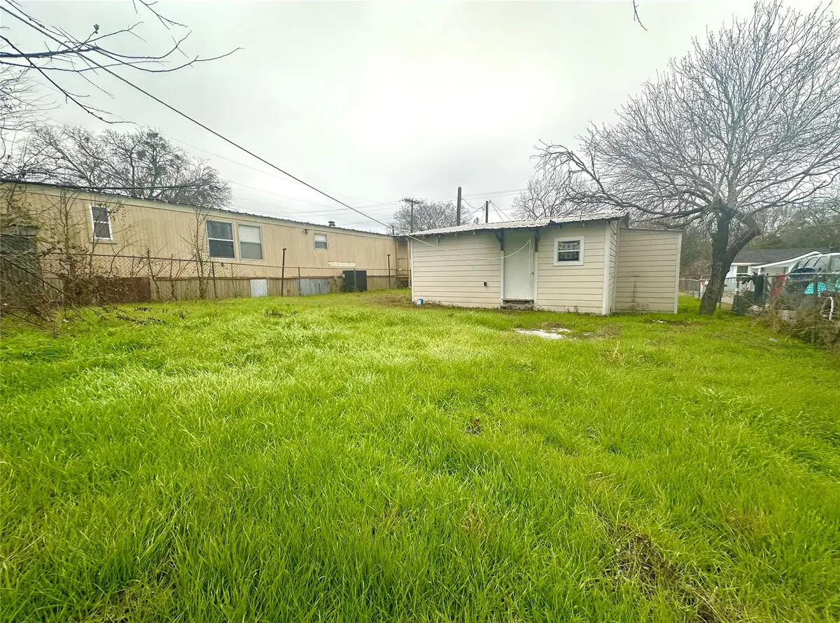 820 Chihuahua St, Lockhart, TX 78644 - #1
