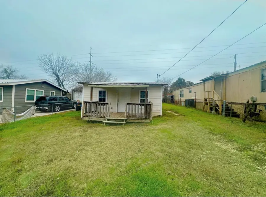 820 Chihuahua St, Lockhart, TX 78644 - #2