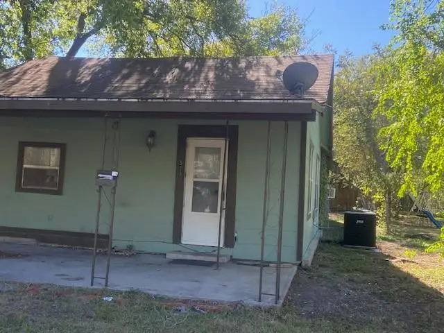 523 S Rio Grande St, Lockhart, TX 78644 - #2