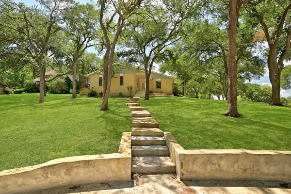 295 Oak Creek Cir, Luling, TX 78648