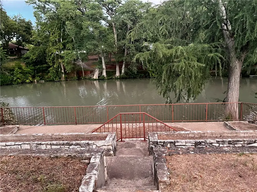 374 Guadalupe River Dr, Seguin, TX 78155 - Image #3