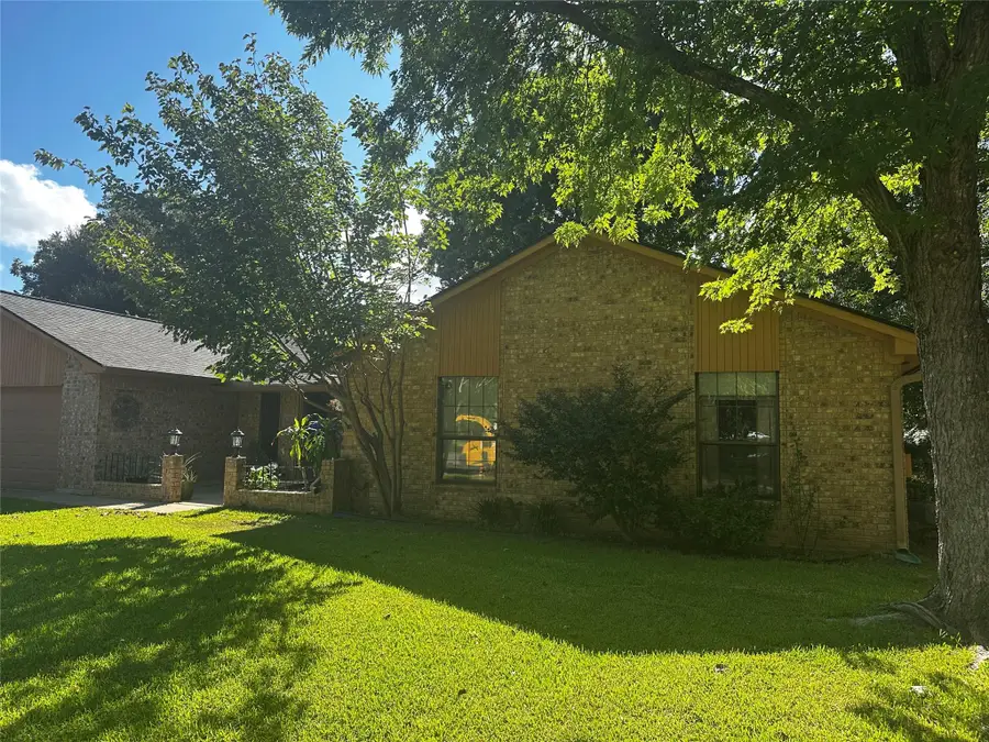 287 Meadowlakes Dr, Meadowlakes, TX 78654 - #2