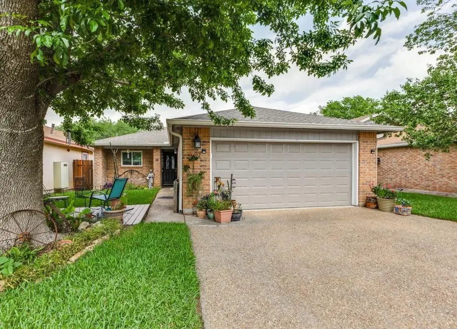 402 Village Ln, Buda, TX 78610 - Image #2