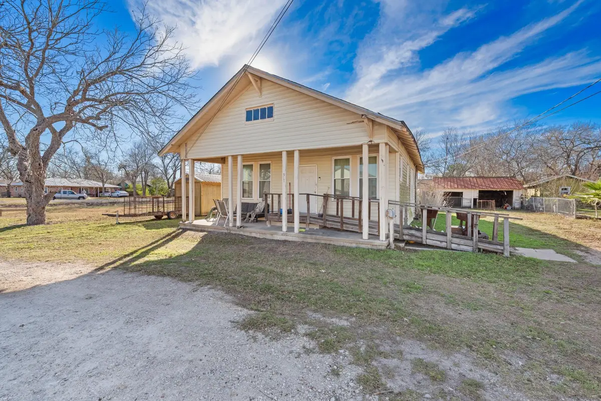 917 Trinity St, Lockhart, TX 78644 - Image #1