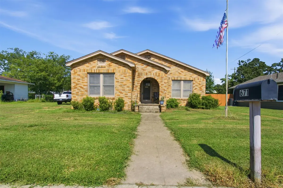 671 N Leon St, Giddings, TX 78942 - #1