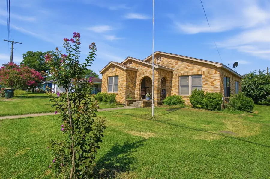 671 N Leon St, Giddings, TX 78942 - #2