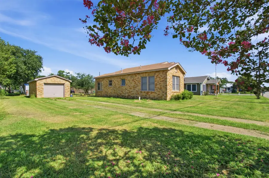671 N Leon St, Giddings, TX 78942 - #3