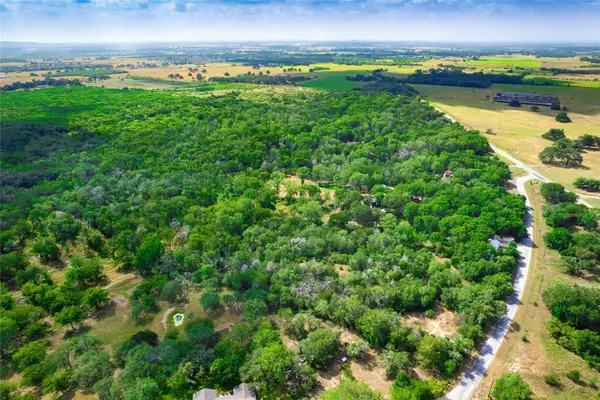 000 Ebbon Rd, Luling, TX 78648