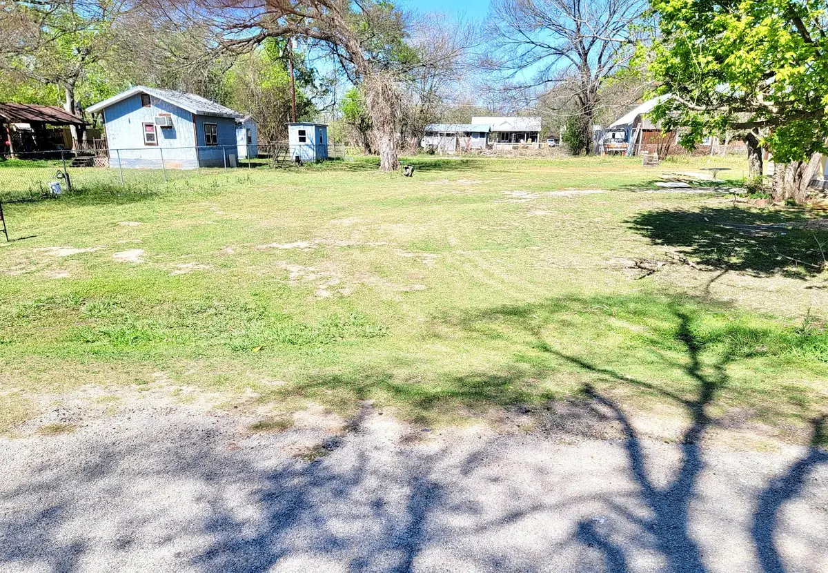302 A Lee St, Smithville, TX 78957 - #1