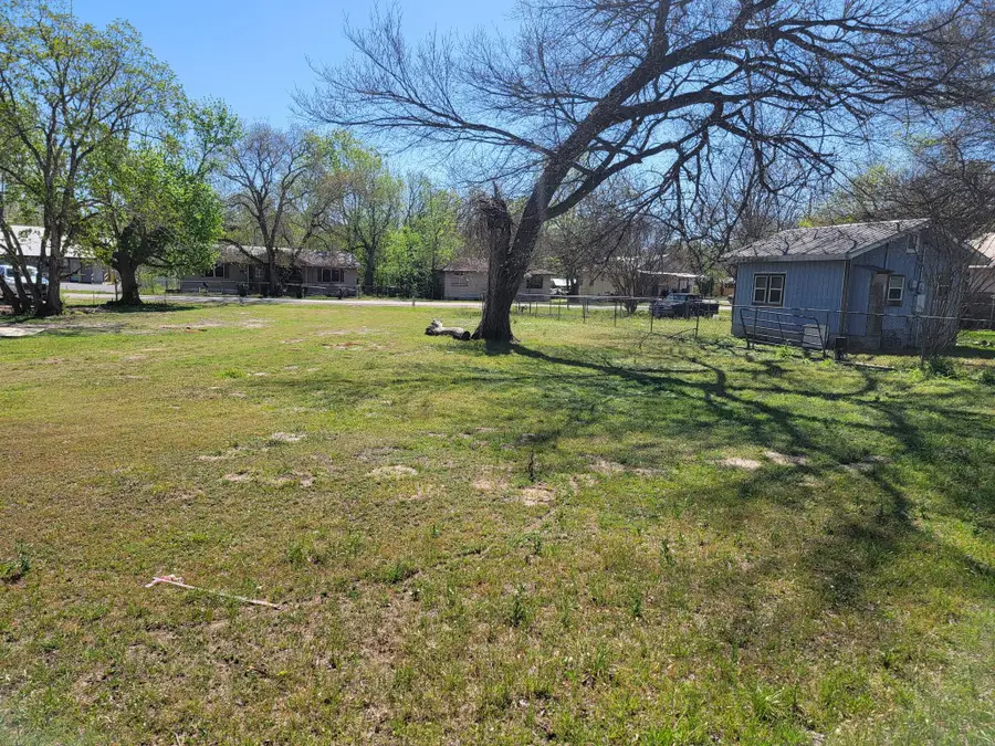 302 A Lee St, Smithville, TX 78957 - #2