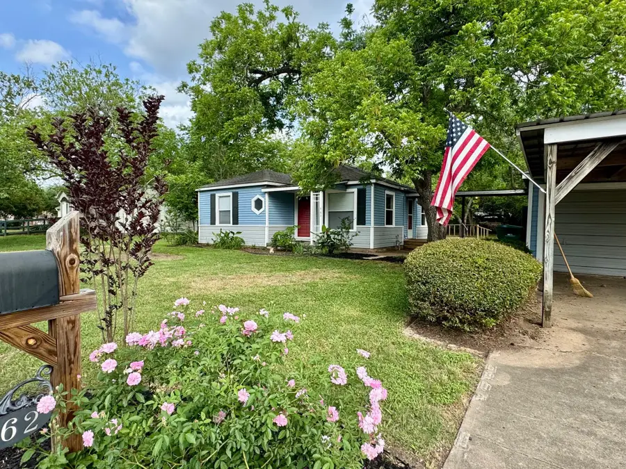 762 E Walnut St, La Grange, TX 78945 - Image #2