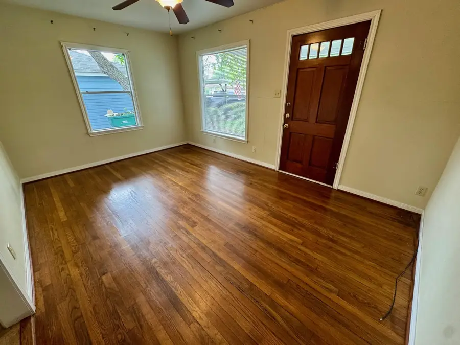 762 E Walnut St, La Grange, TX 78945 - Image #3