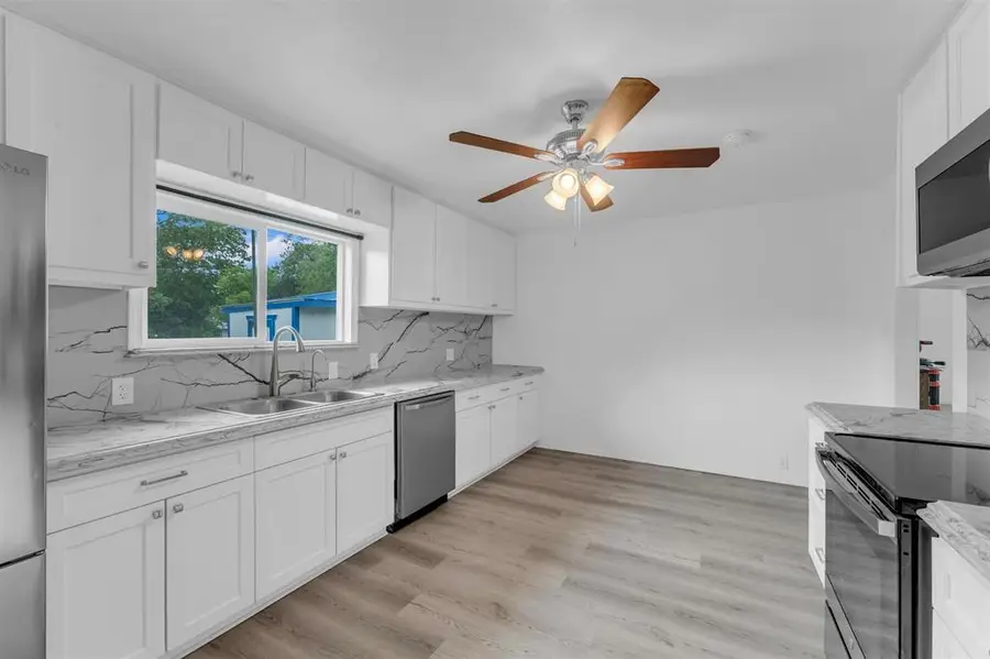 1002 S Pierce St, Burnet, TX 78611 - #2
