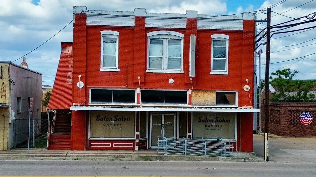161 S. Main St, Giddings, TX 78942 - #1