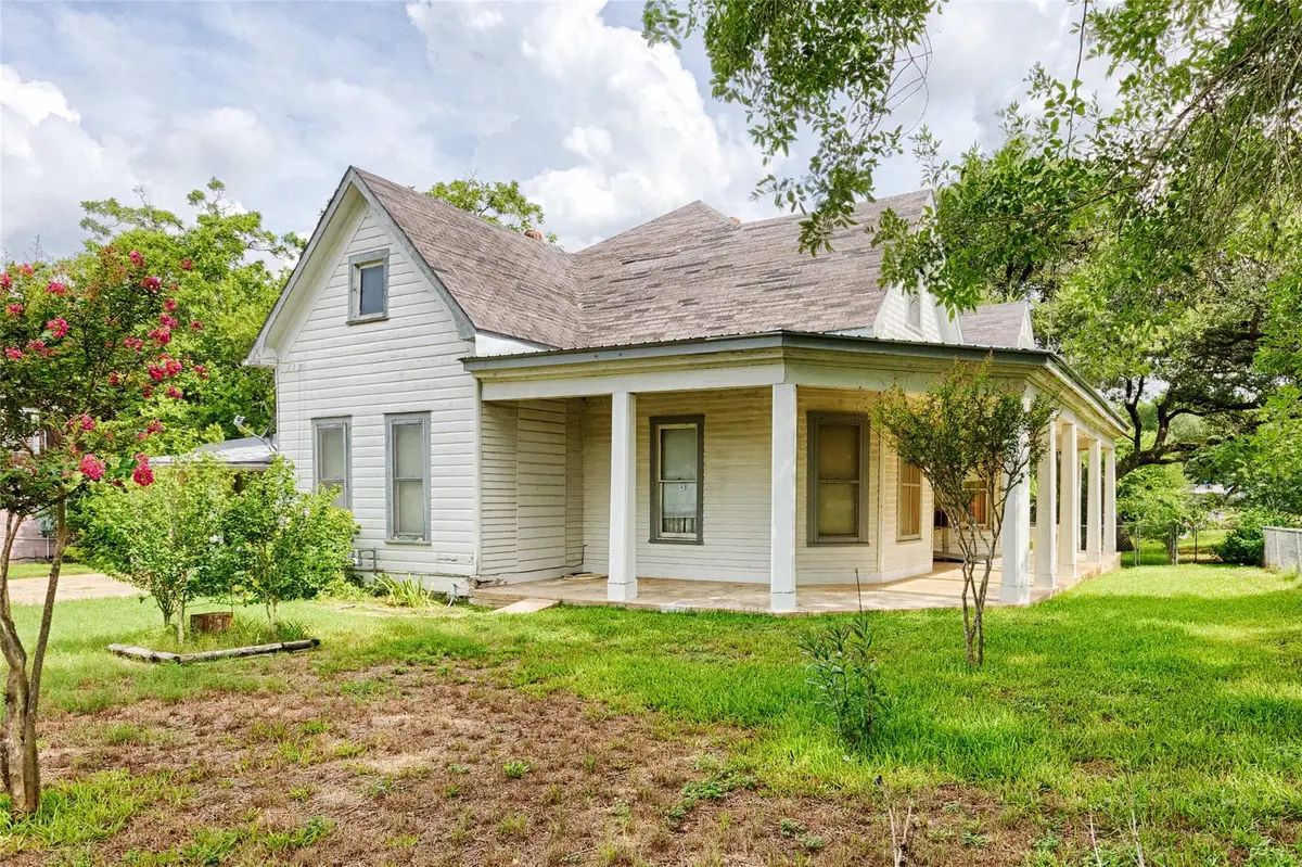 705 Baumgarten St, Schulenburg, TX 78956 - #1