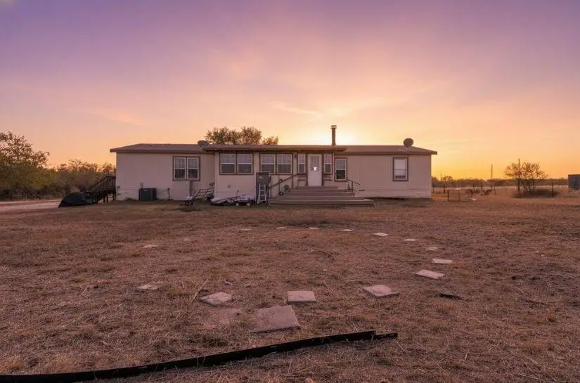 401 High Ridge Meadows Dr, Gonzales, TX 78629 - Image #3