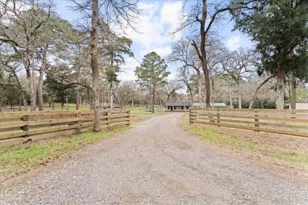 533 Pine Canyon Dr, Smithville, TX 78957