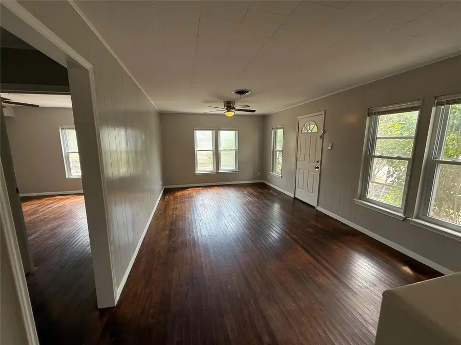 607 N Main St, Burnet, TX 78611 - #3