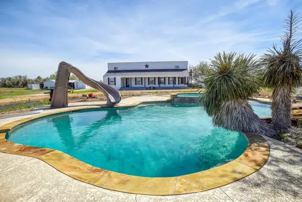 4165 Pin Oak Rd, Muldoon, TX 78949