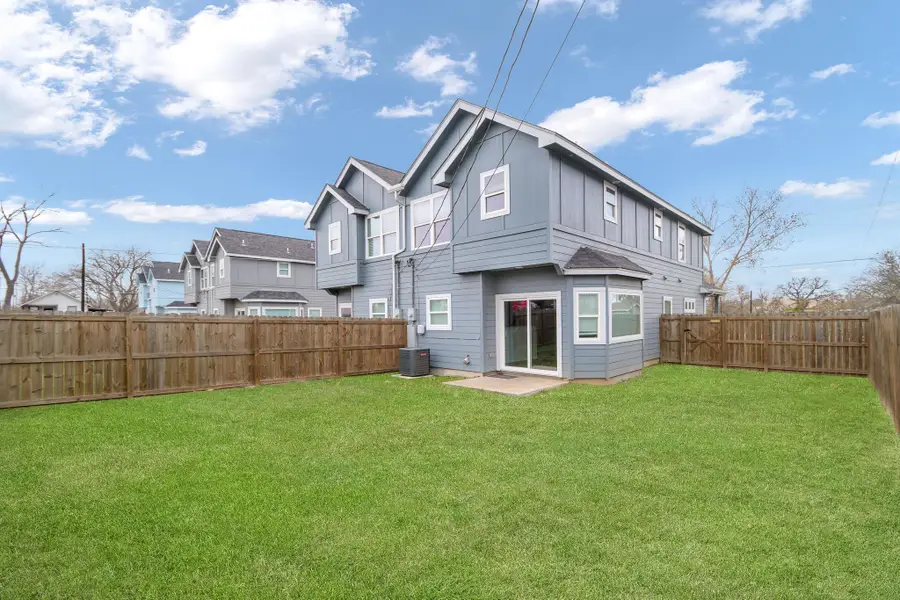 1008 E Fannin St, Luling, TX 78648 - #3