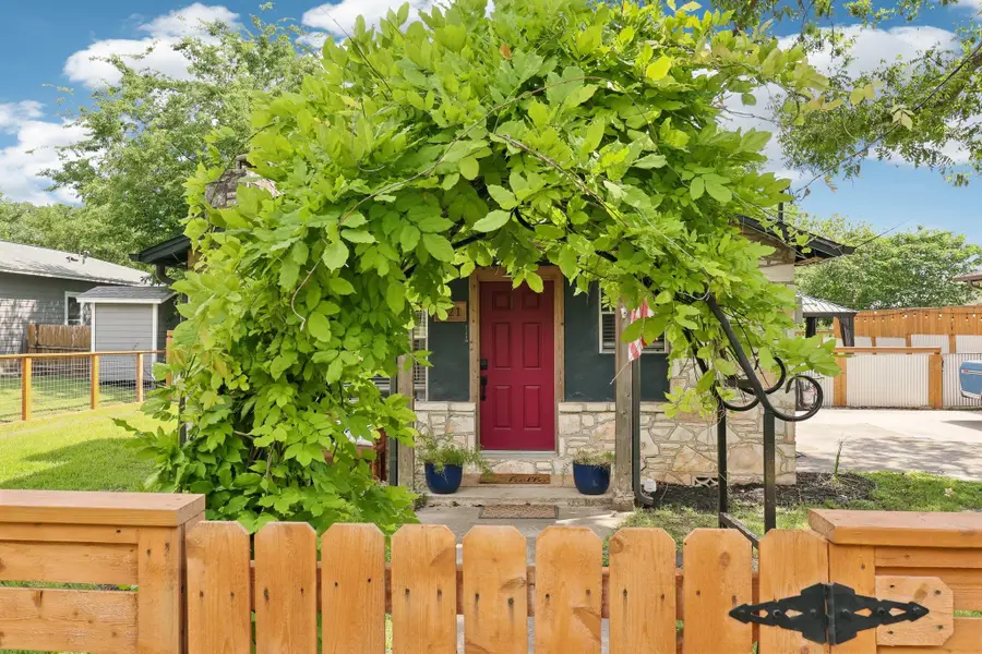 421 James St, Boerne, TX 78006 - Image #2