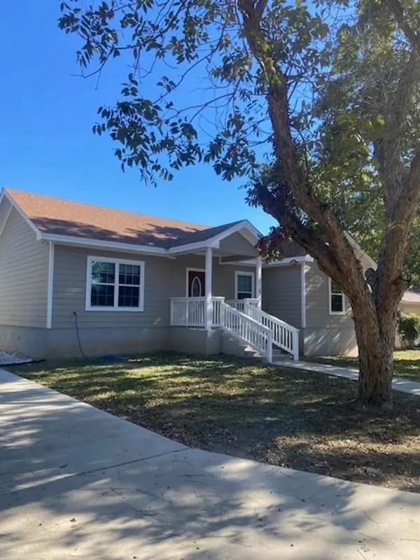 112 Palmo Dr, Luling, TX 78648 - Image #1