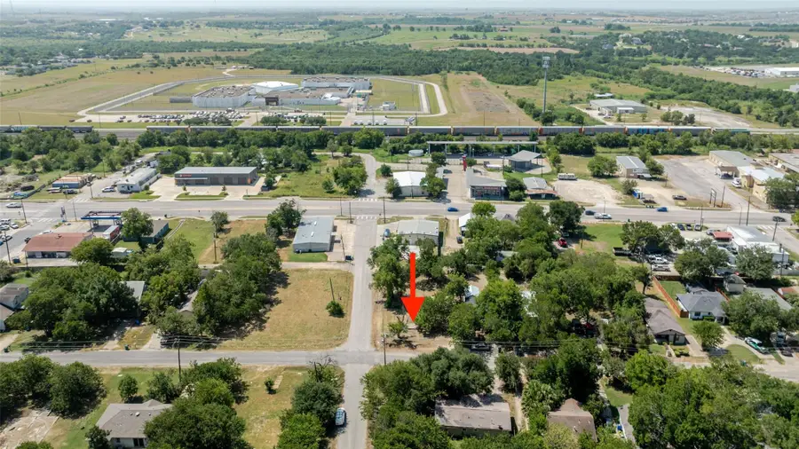 1101 W 3rd St, Taylor, TX 76574 - #2