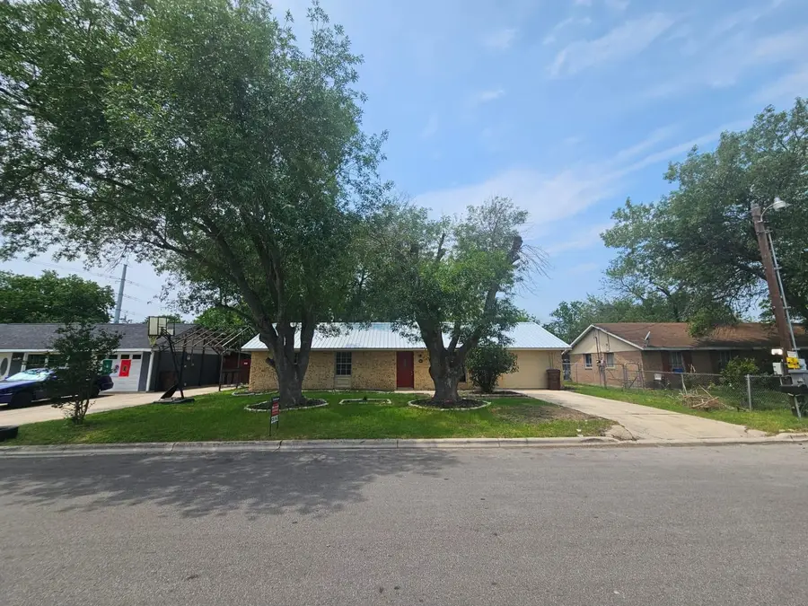 1401 Trinity St, Lockhart, TX 78644 - #2