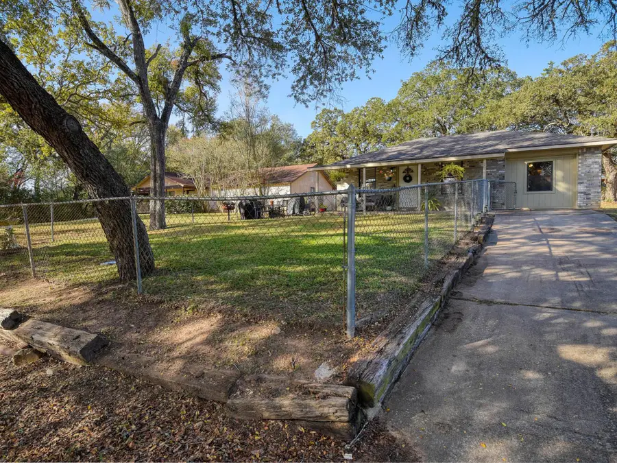 504 Hickory St, Smithville, TX 78957 - Image #2