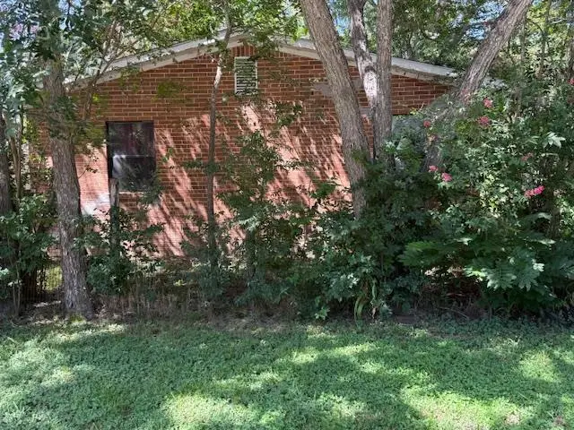 413 SW 1st St, Waelder, TX 78959 - Image #1