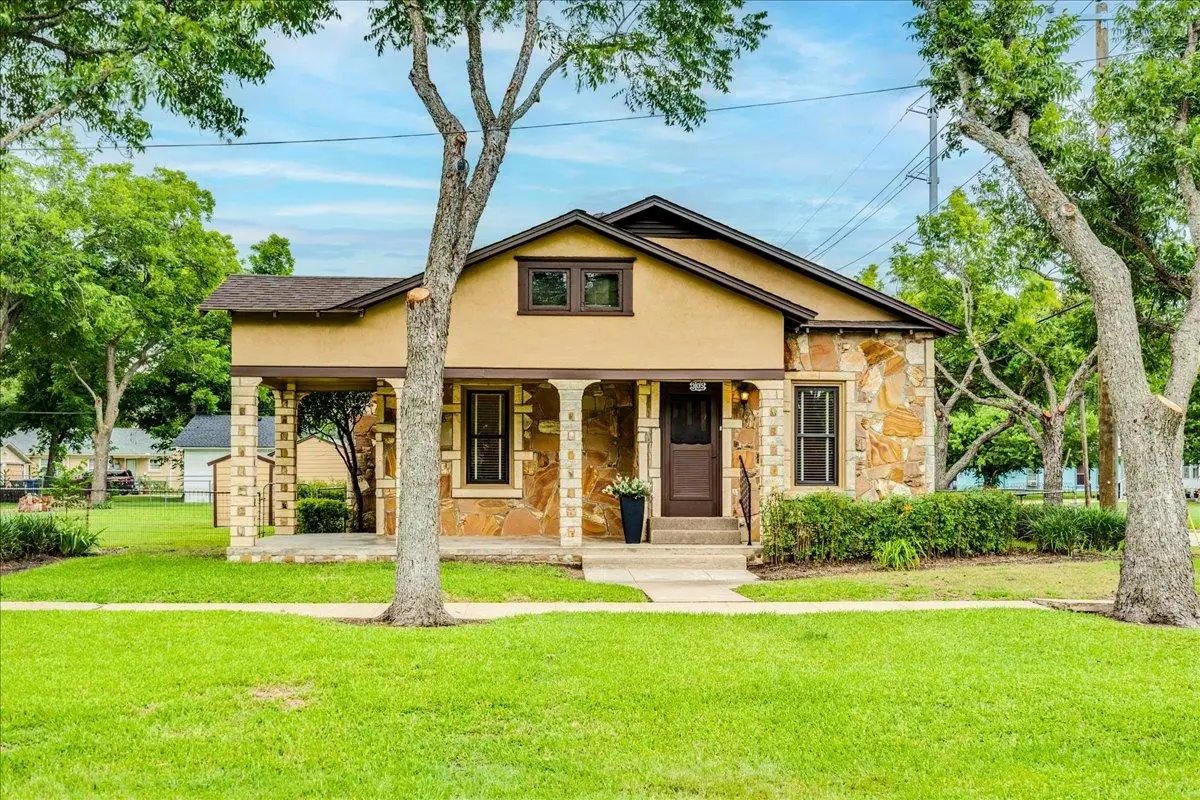 305 W Ash St, Granger, TX 76530 - #1