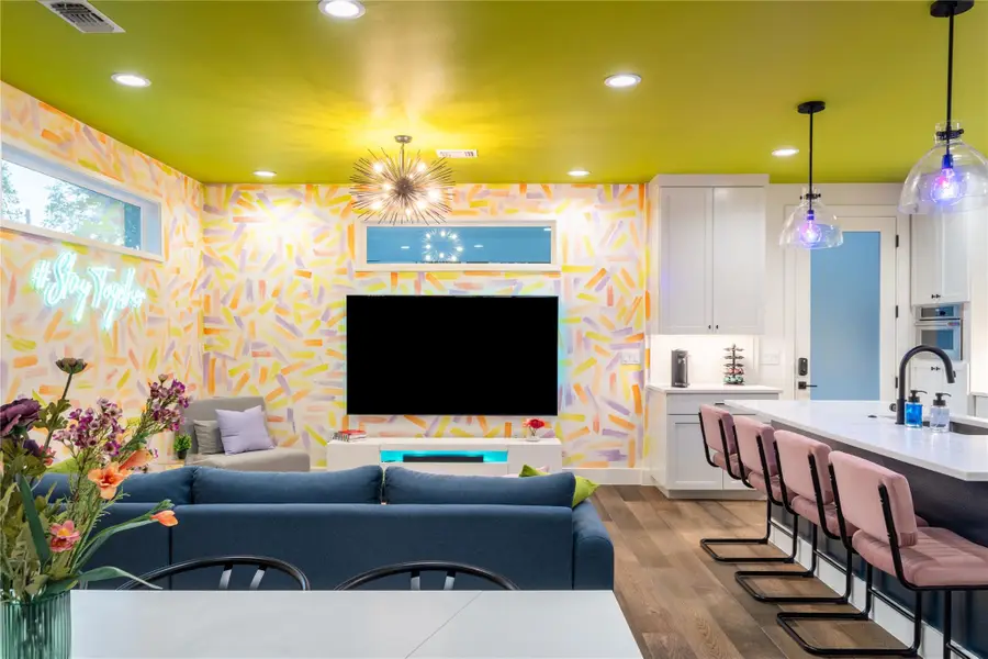 2415 E 10th St, Austin, TX 78702 - Image #2