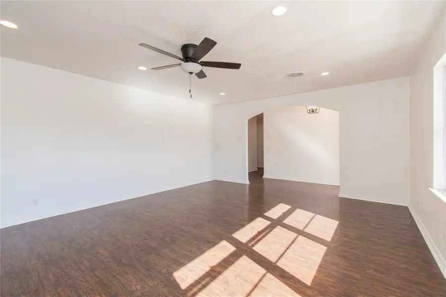 606 E 6th St, Cameron, TX 76520 - #2