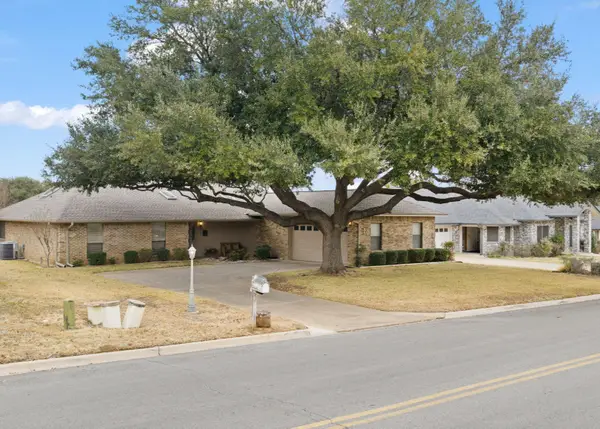 210 Meadowlakes Dr, Meadowlakes, TX 78654